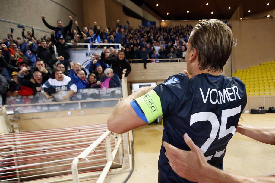 Ruud Vormer celebra la vittoria sotto il settore dei tifosi del Brugge. Epa